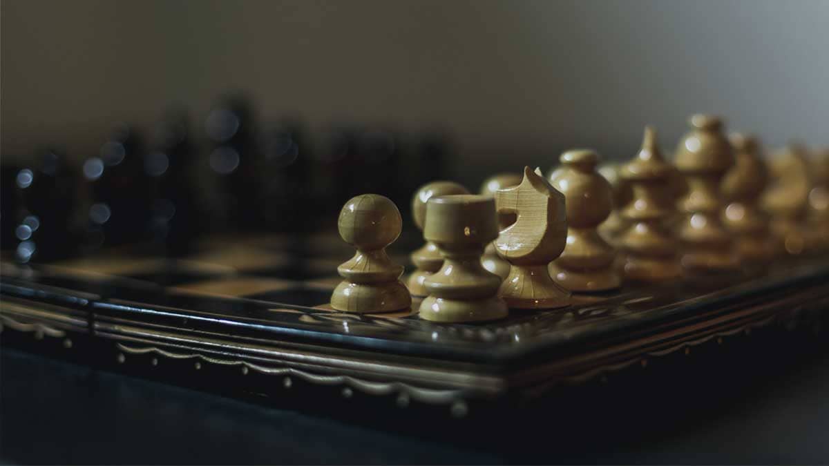 アイキャッチ画像｜デザイン思考を活用した競合プレゼンの戦いを想起させるチェスボードの写真｜競合プレゼン･コンペの勝ち方を解説します。