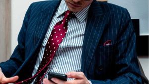 バンカーストライプ(金融系)と言われた濃紺のネイビーストライプのそしてパワータイと言われる赤系のネクタイを組み合わせた服装